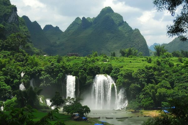 Schöne Landschaft des natürlichen Wasserfalls