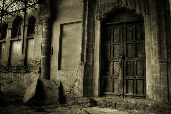 Ancient architecture on the example of an abandoned house