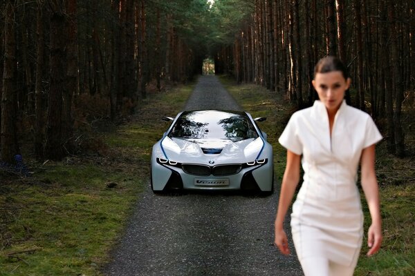 Mujer con vestido blanco en el bosque