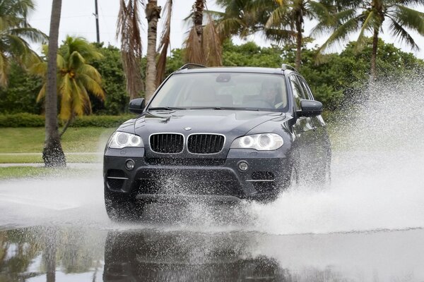 BMW-Maschine hinterlässt Spritzer