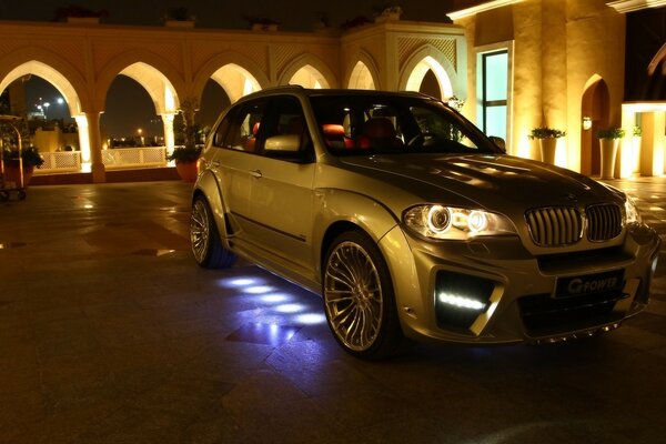 El coche de la marca BMW gris con el lado