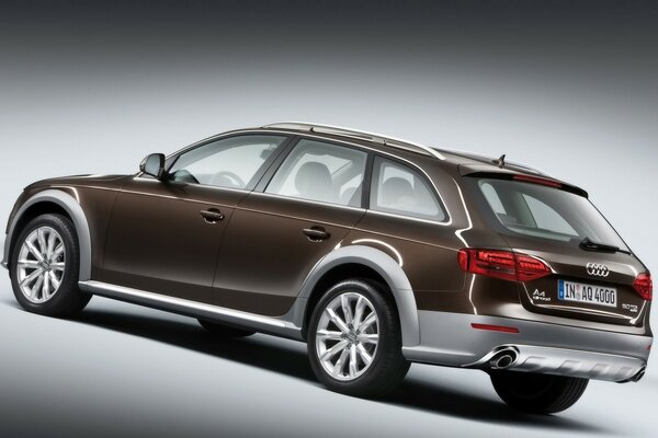 Voiture crossover Audi marron