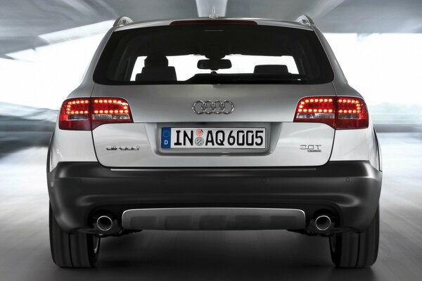 Opinião traseira do carro de Audi