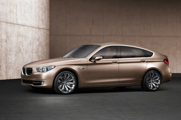 Coche marca BMW color café con lateral