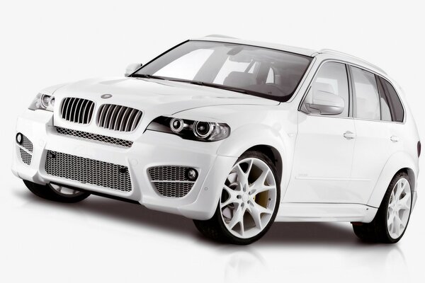 Modello di auto BMW colore bianco