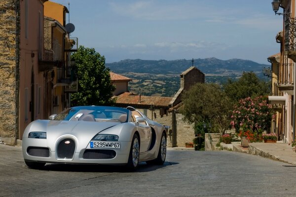 Une voiture Bugatti fait le tour de la ville