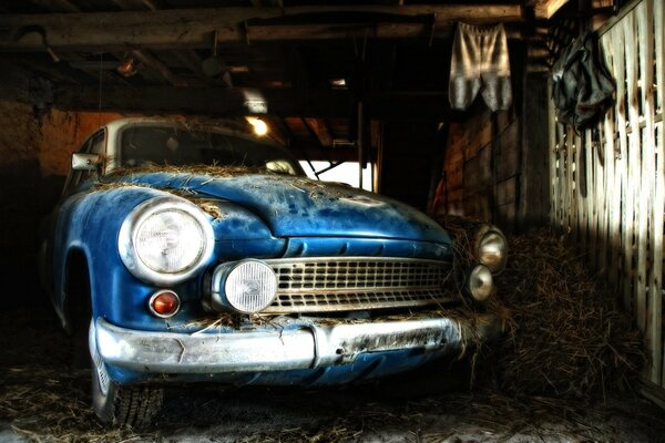 Azul polvoriento coche retro en el garaje