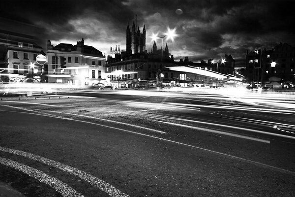 Bela cidade à noite e luzes acesas