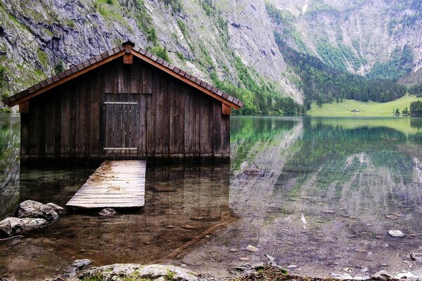 Haus am See in der Nähe der Berge