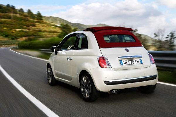 Coche blanco de tres puertas en la carretera