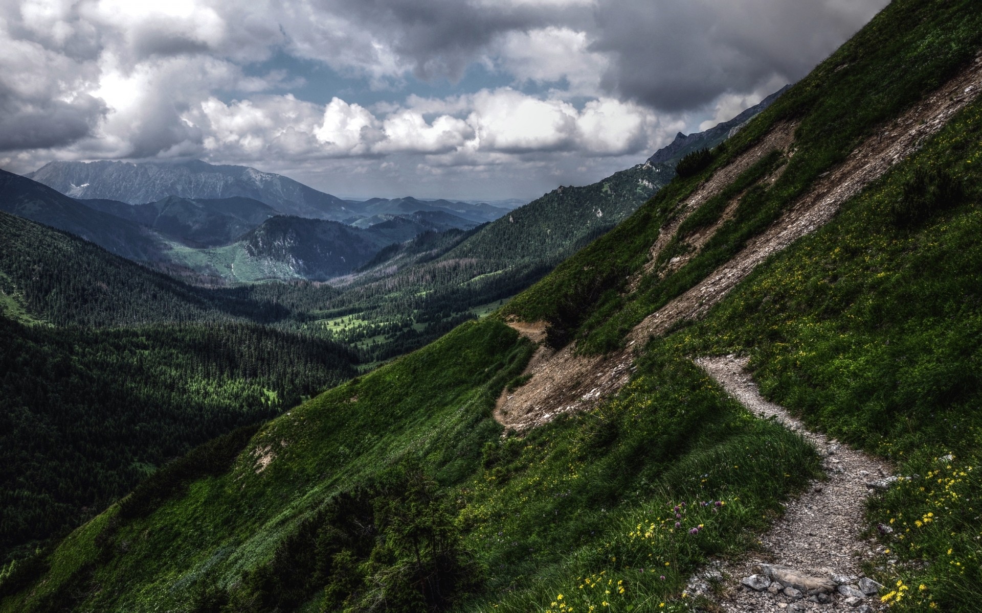 landschaft berge landschaft reisen natur tal himmel im freien landschaftlich rock hügel wandern gras sommer schnee holz bäume wolken hintergrund