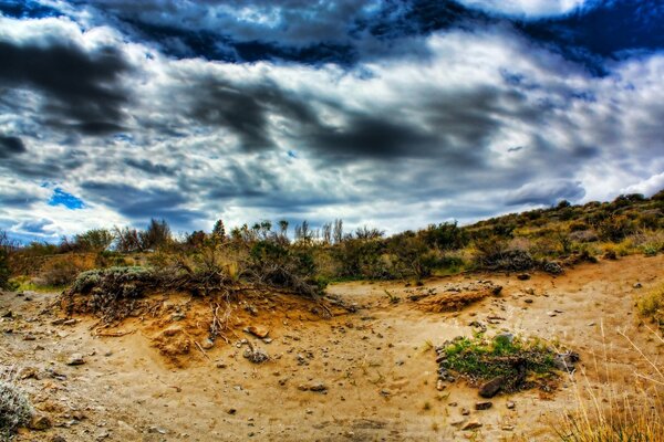 Paesaggio desertico con nuvole temporalesche