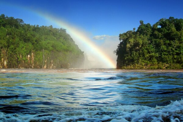 Ein berauschender Fluss auf einem Regenbogen-Hintergrund