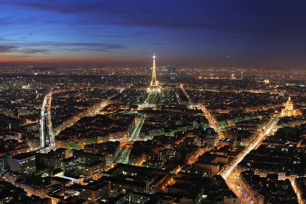 Torre Eiffel por la noche vista superior