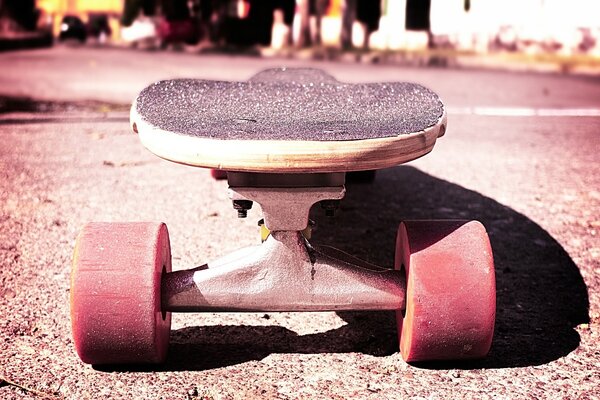 Foto de um skate no meio da rua