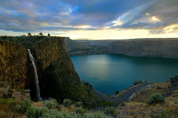 Vista desde el acantilado en el hermoso lago