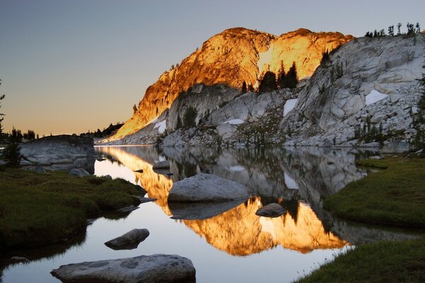 Contrasto. Arancione e grigio. Montagna. Fiume