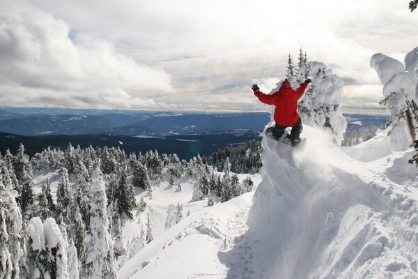 Snowboarddaki adam dağın tepesinden iniyor