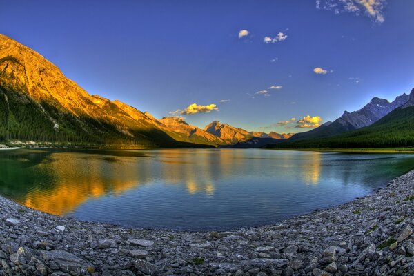 Paisaje de montaña con lago Berg