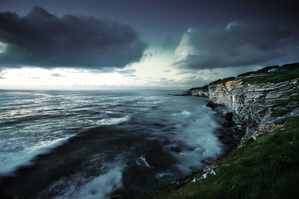 Il potente mare batte le onde