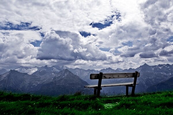 Banc en bois sur la falaise de vozoe montagnes