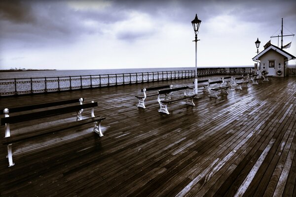 Schwarze und weiße Landschaft leeren Pier