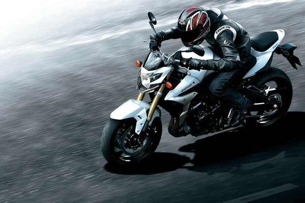 Moto suzuki blanche en mouvement