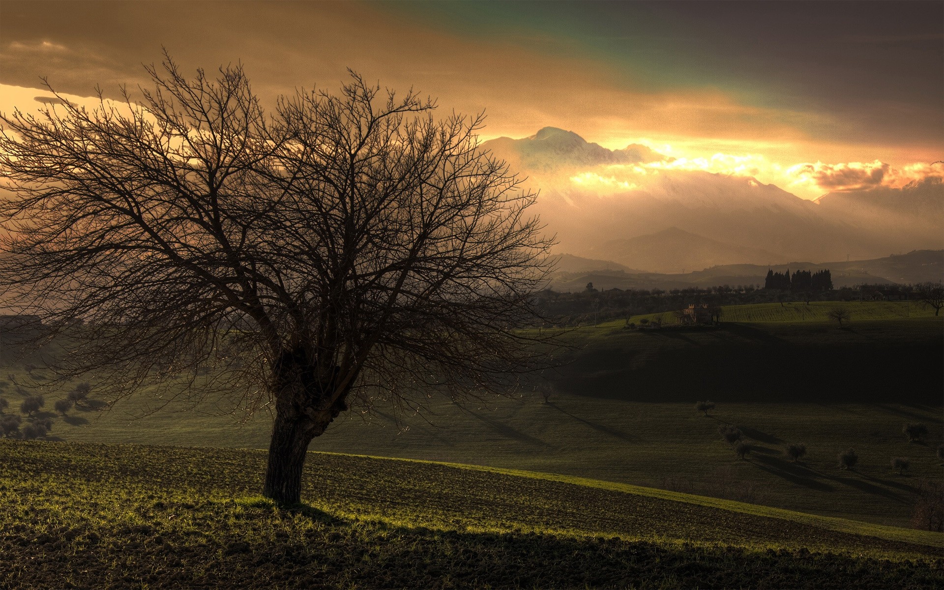 herbst sonnenuntergang dämmerung landschaft baum abend natur herbst nebel sonne himmel licht dämmerung nebel im freien feld gutes wetter bäume berge wolken