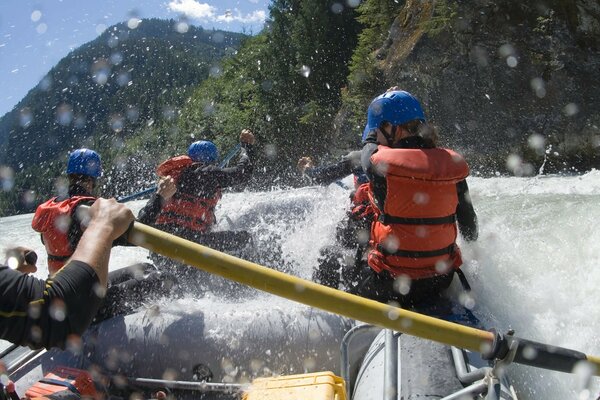 Gente con chalecos en bote, remo