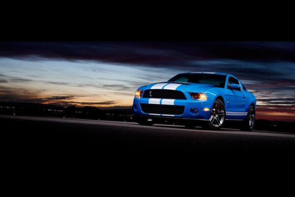 Coche ford azul al atardecer