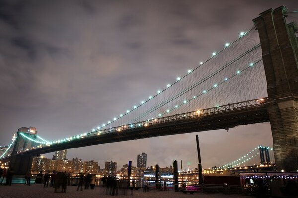 Puente sobre el río por la noche