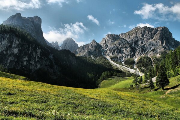 Felsen und Felder tagsüber