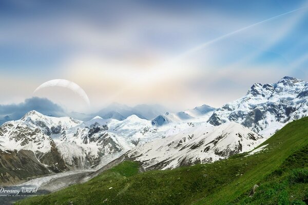 Paesaggio di montagna di viaggio nella neve