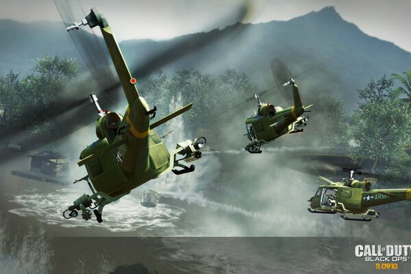 Militärische drei Call of Duty-Hubschrauber fliegen über das Wasser