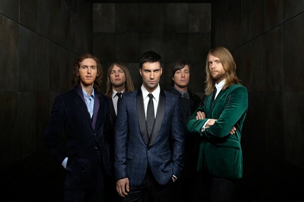 Die Musikgruppe maroon five. Gruppenfoto auf schwarzem Hintergrund