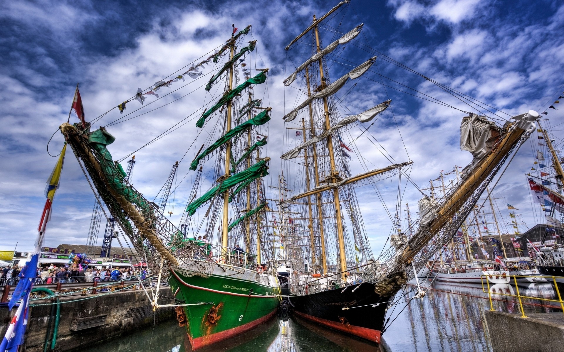 лодка корабль плавсредство воды гавань транспортная система морских путешествия море парус порт пирс небо парусник веревка океан морской автомобиль яхта лодки