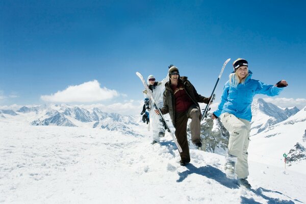 Junge Leute im Skigebiet