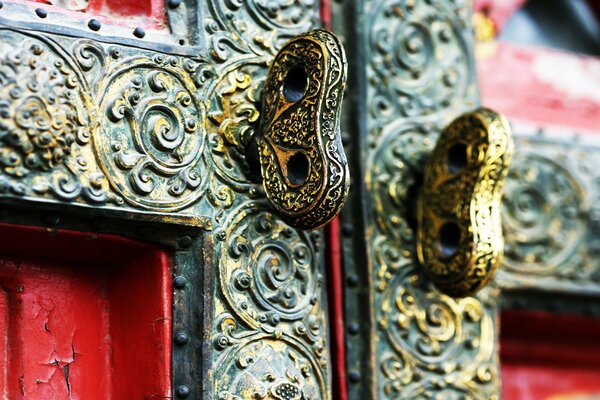 Decorations of Chinese temples religiously