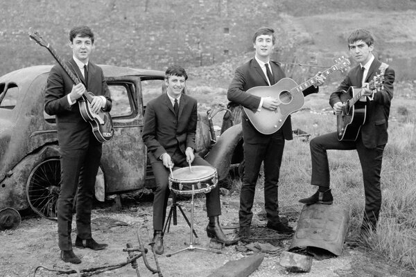 Groupe de musique à la voiture brûlée