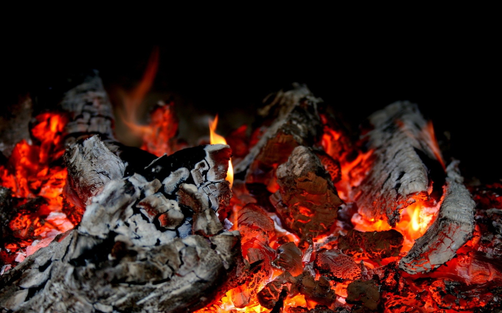 пламя костра костер камин уголь дрова уголь ясень сжечь тепло инферно блейз опасность горячая лагерь топлива легковоспламеняющиеся дым сожгли огонь фон