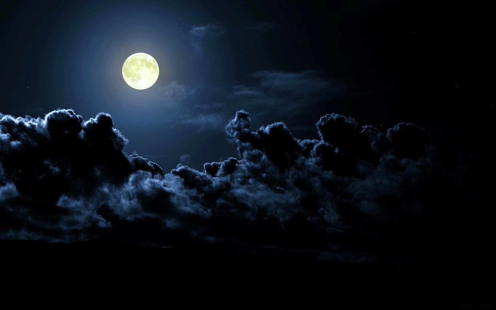 Луна в темное время суток - обои на рабочий стол
