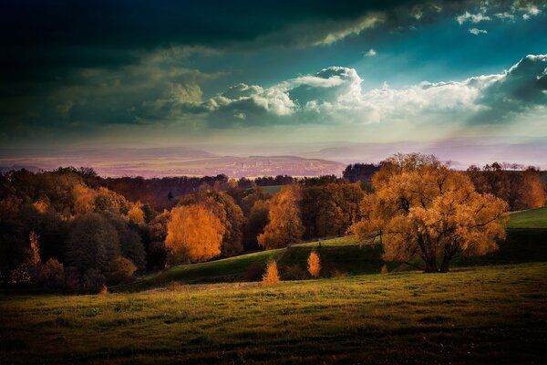 Paisaje nocturno de otoño. Atardecer