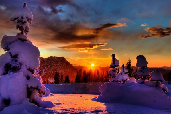 Fabulous sunset in winter in the cold