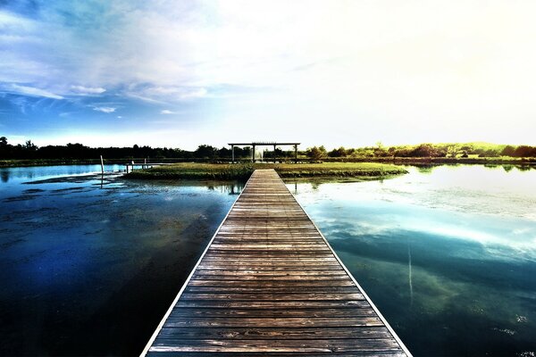 Brücke über den See und blauen Himmel