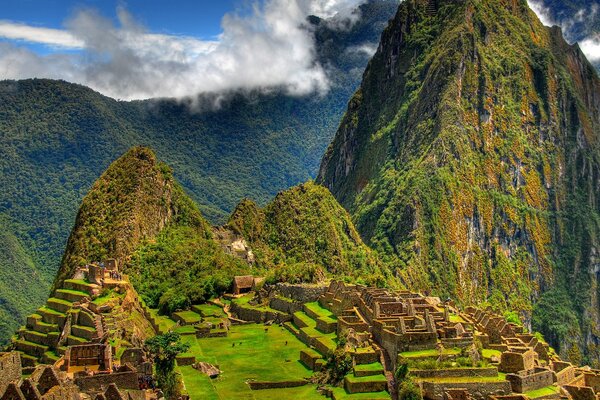 Los antiguos edificios mayas en el fondo de las montañas y el cielo