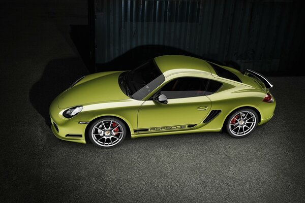 Porsche Coupé in gelber Farbe in der Nacht