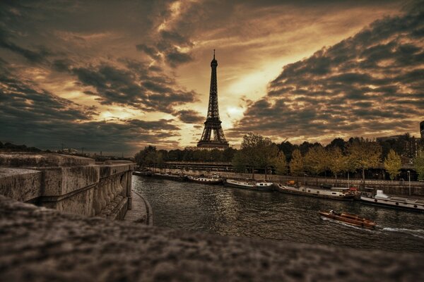 Gece Paris mahallesinin gökyüzü