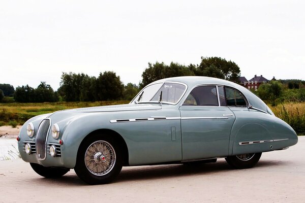 Voiture classique dans le parking