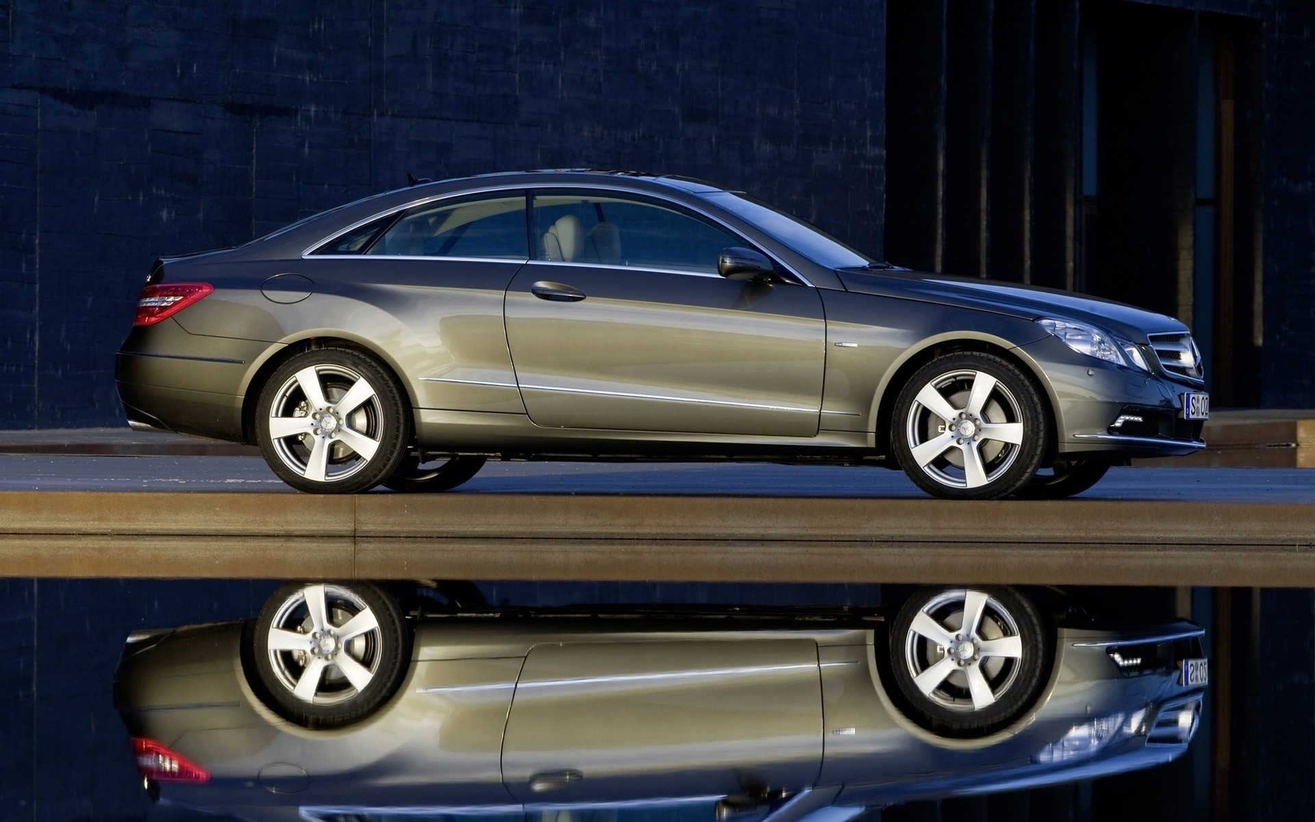 mercedes-benz coche coche unidad sistema de transporte ruedas automóvil coupé rápido sedán capó clásico mostrar velocidad mercedes benz clase e clase e coupe