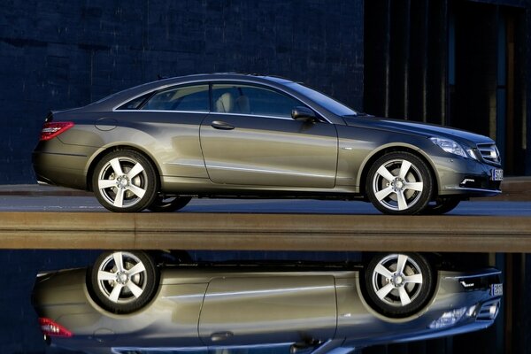 Reflejo de un Mercedes genial en el agua